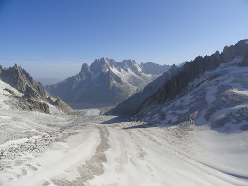 Blick auf die Aiguille Verte vom Gletscher aus. Diese Nacht wird Whymper mit Almer und Biner im Zelt am Ende des Gletschers verbringen, auf den Felsen unterhalb des Couvercle.
